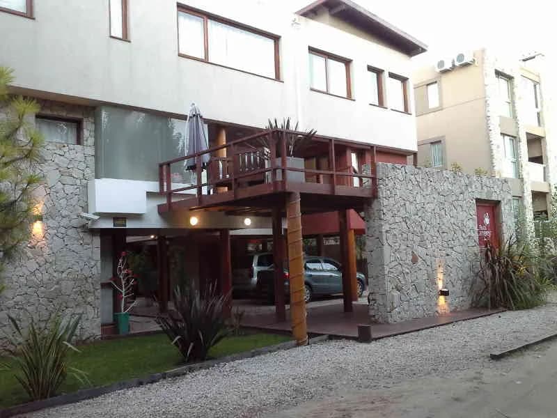 El frente del complejo, con su entrada de piedra