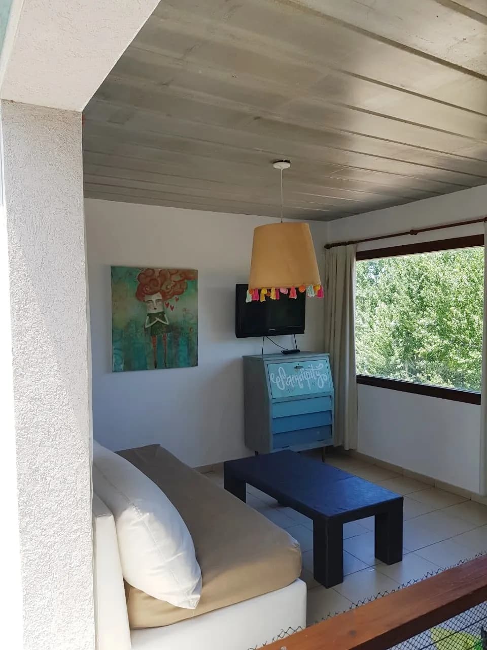 El living renovado de la unidad Mirador, con salida al balcón