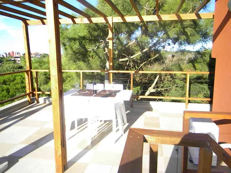 La terraza exclusiva entre los pinos de la unidad Terrazas